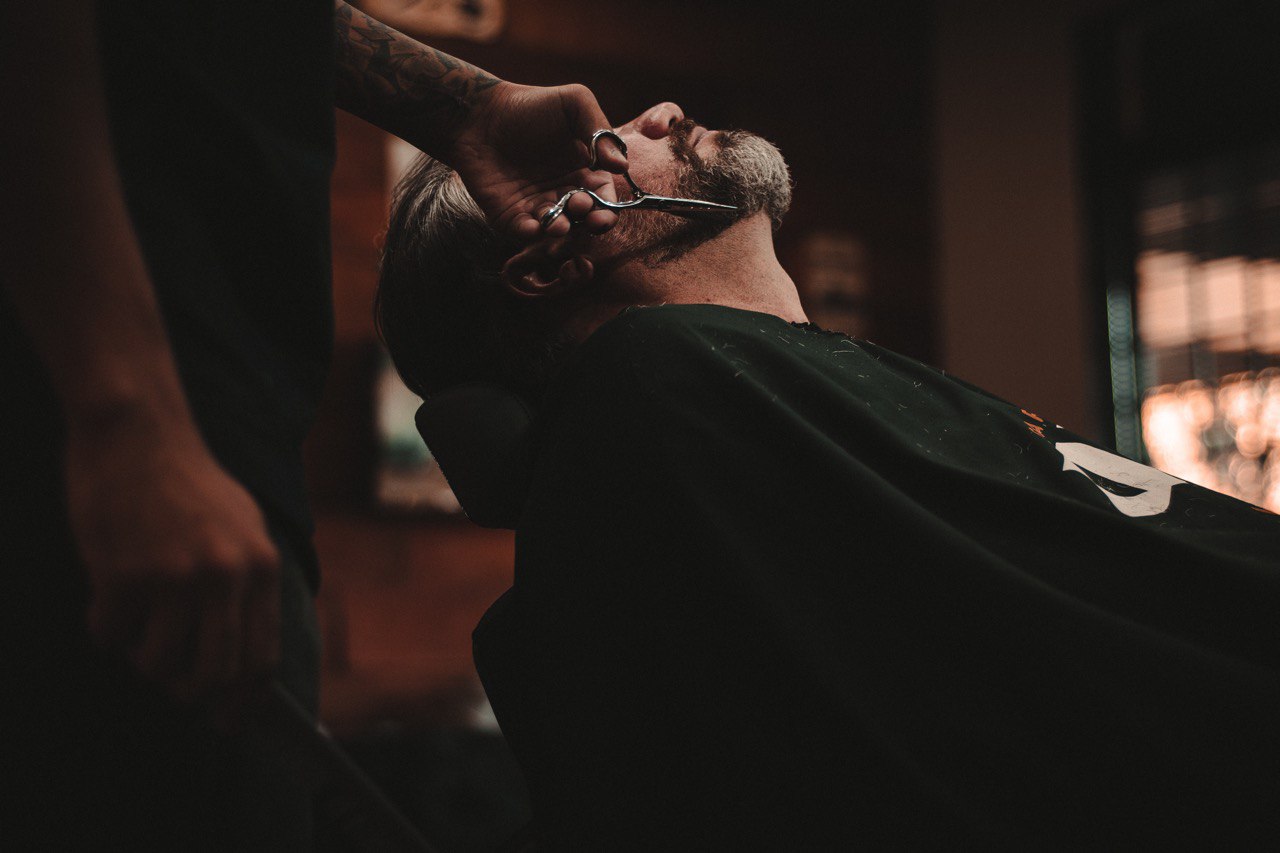 homem fazendo a barba